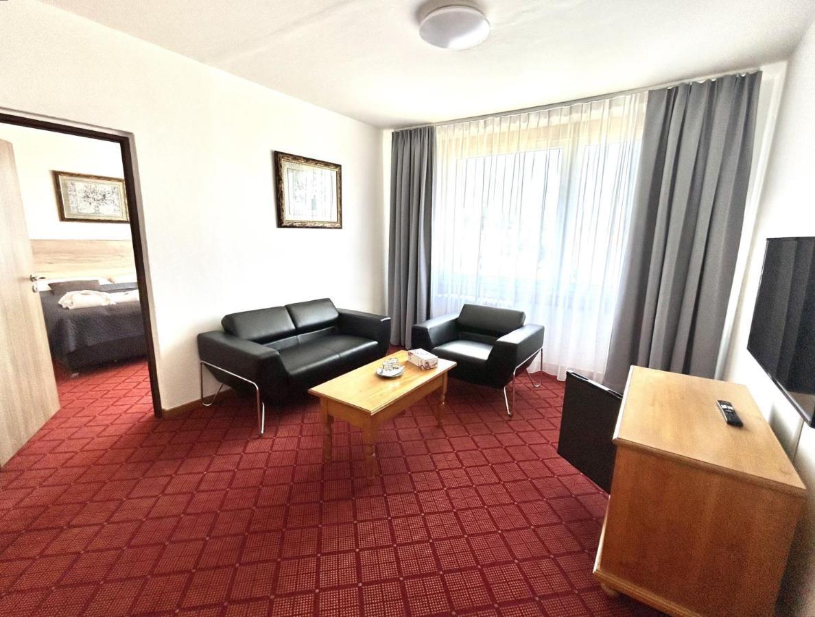Patria Hotel Трутнов Екстериор снимка