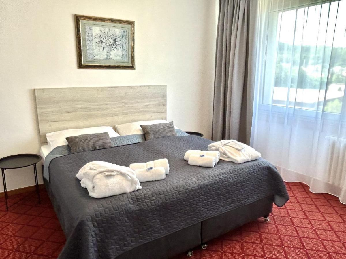 Patria Hotel Трутнов Екстериор снимка
