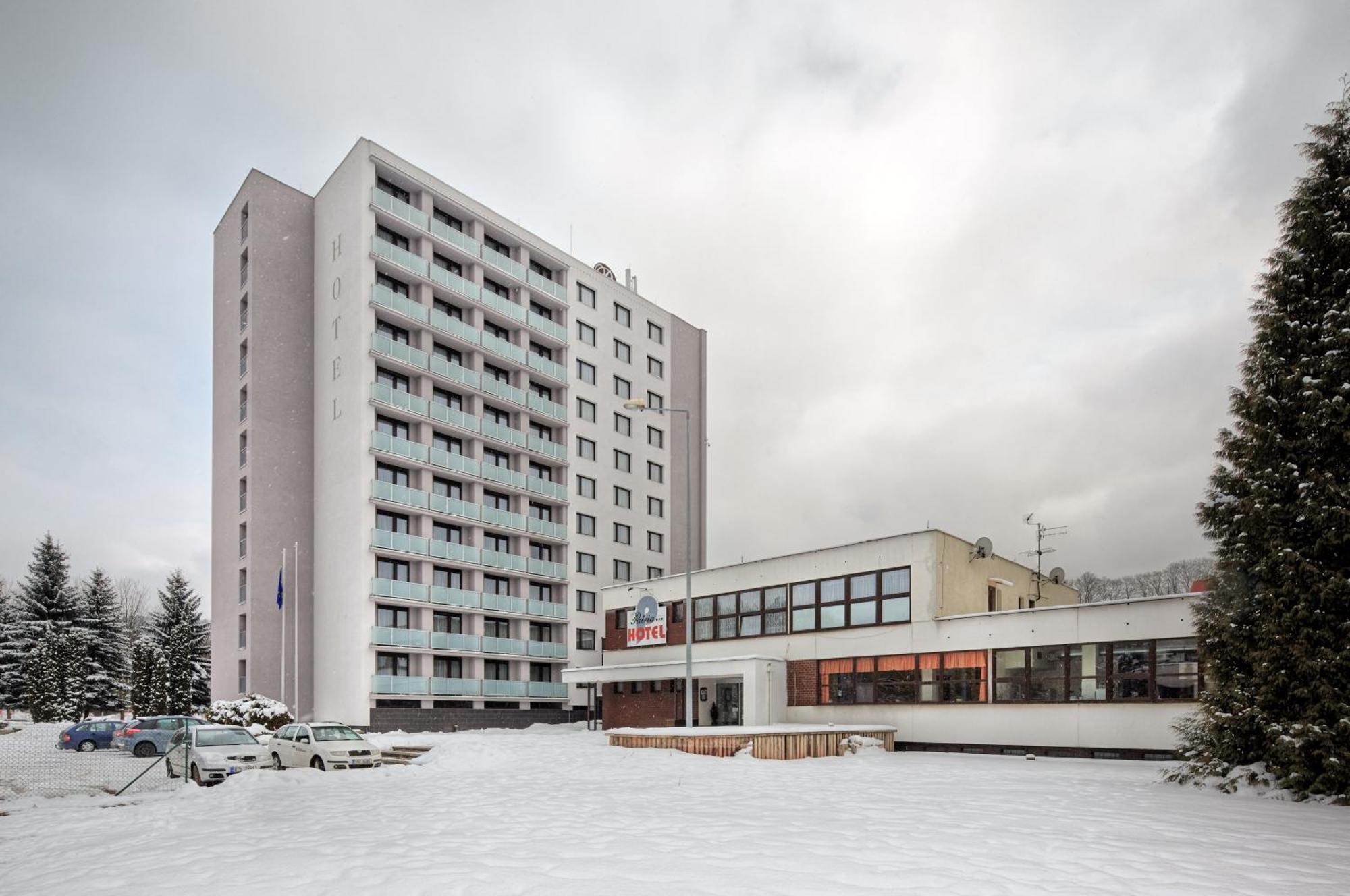 Patria Hotel Трутнов Екстериор снимка