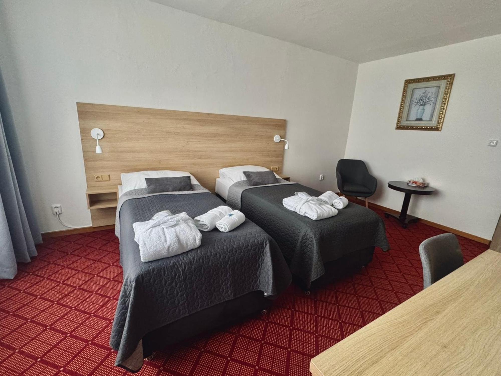 Patria Hotel Трутнов Екстериор снимка
