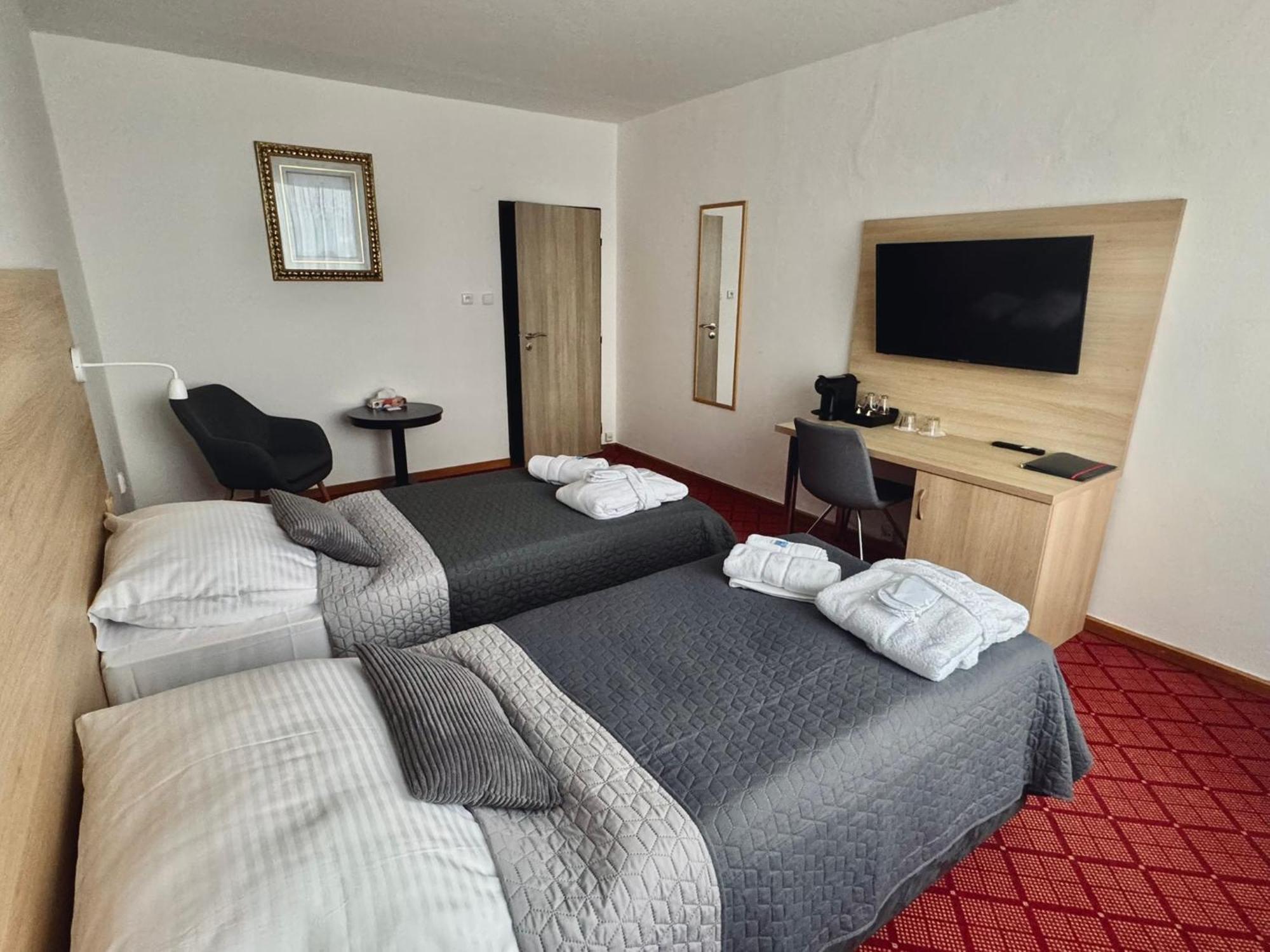 Patria Hotel Трутнов Екстериор снимка