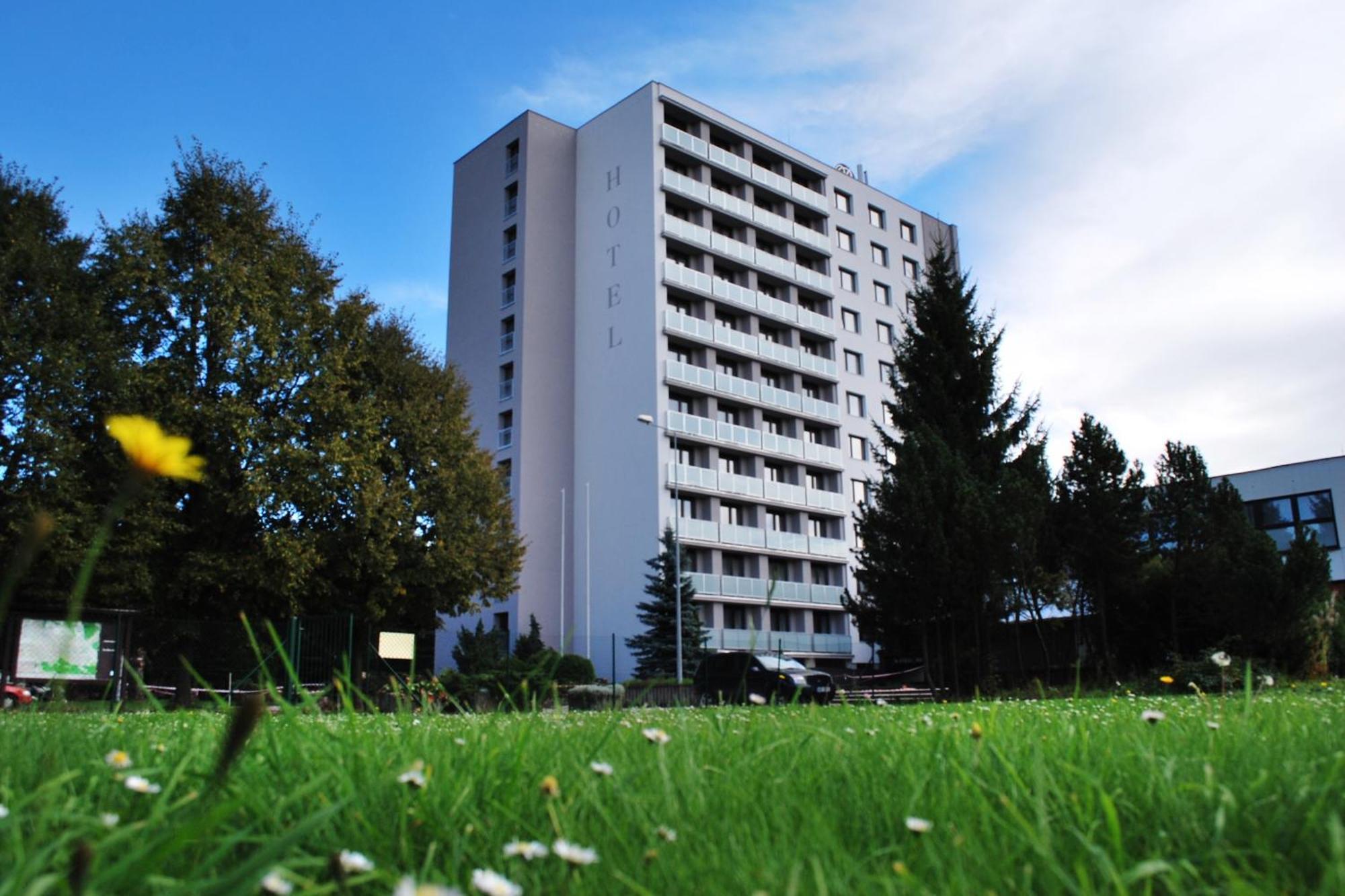 Patria Hotel Трутнов Екстериор снимка