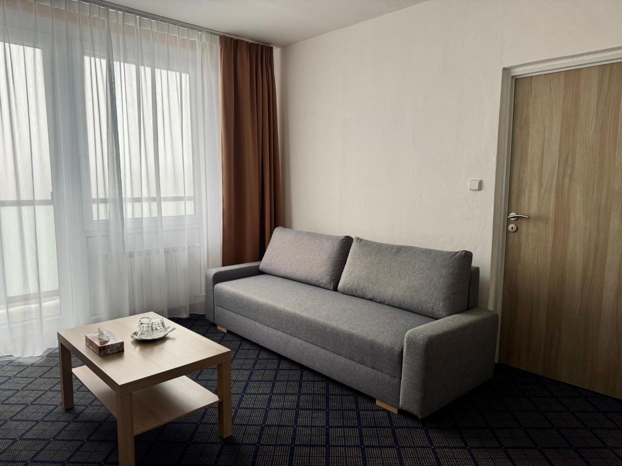 Patria Hotel Трутнов Екстериор снимка