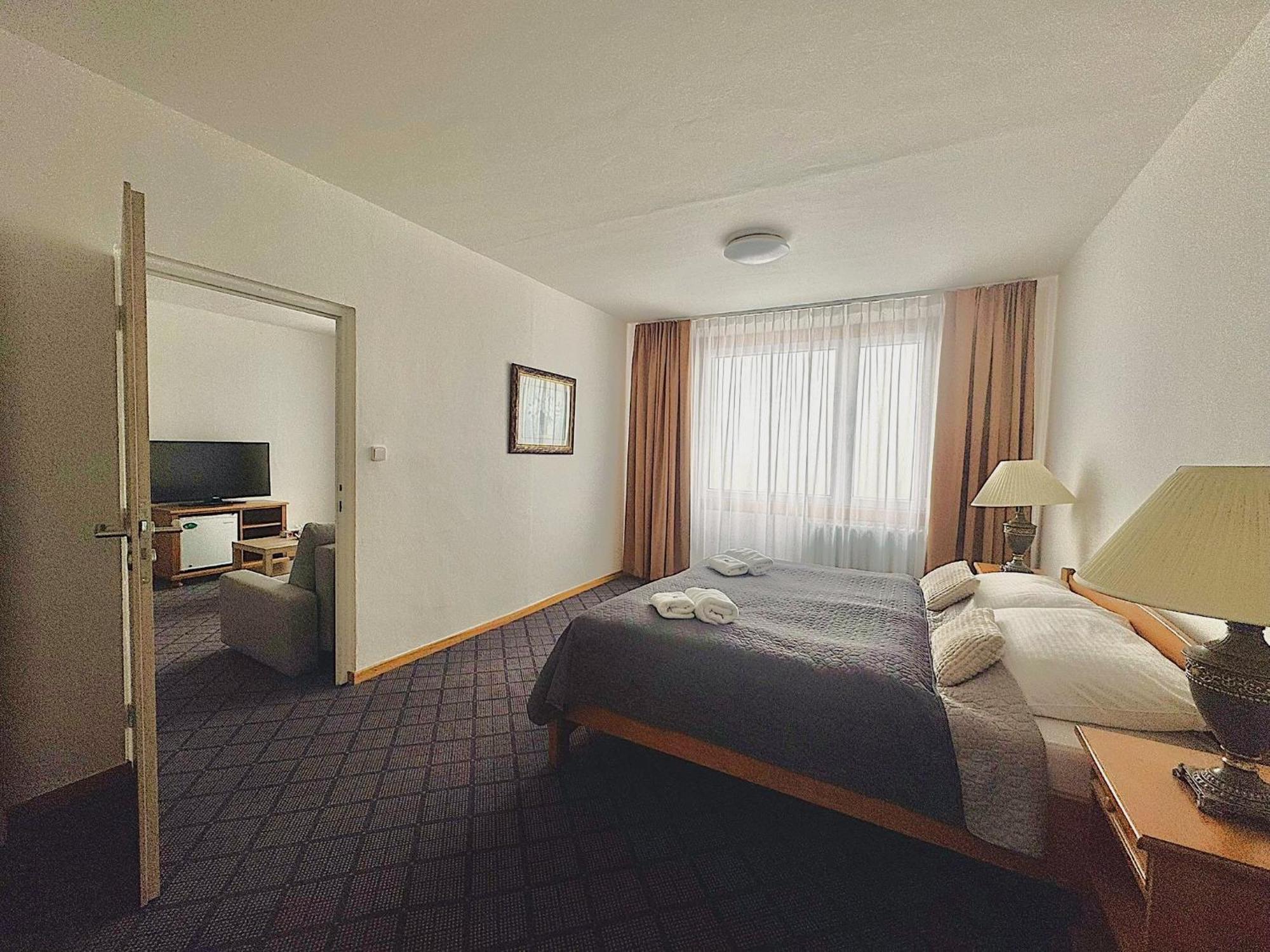 Patria Hotel Трутнов Екстериор снимка