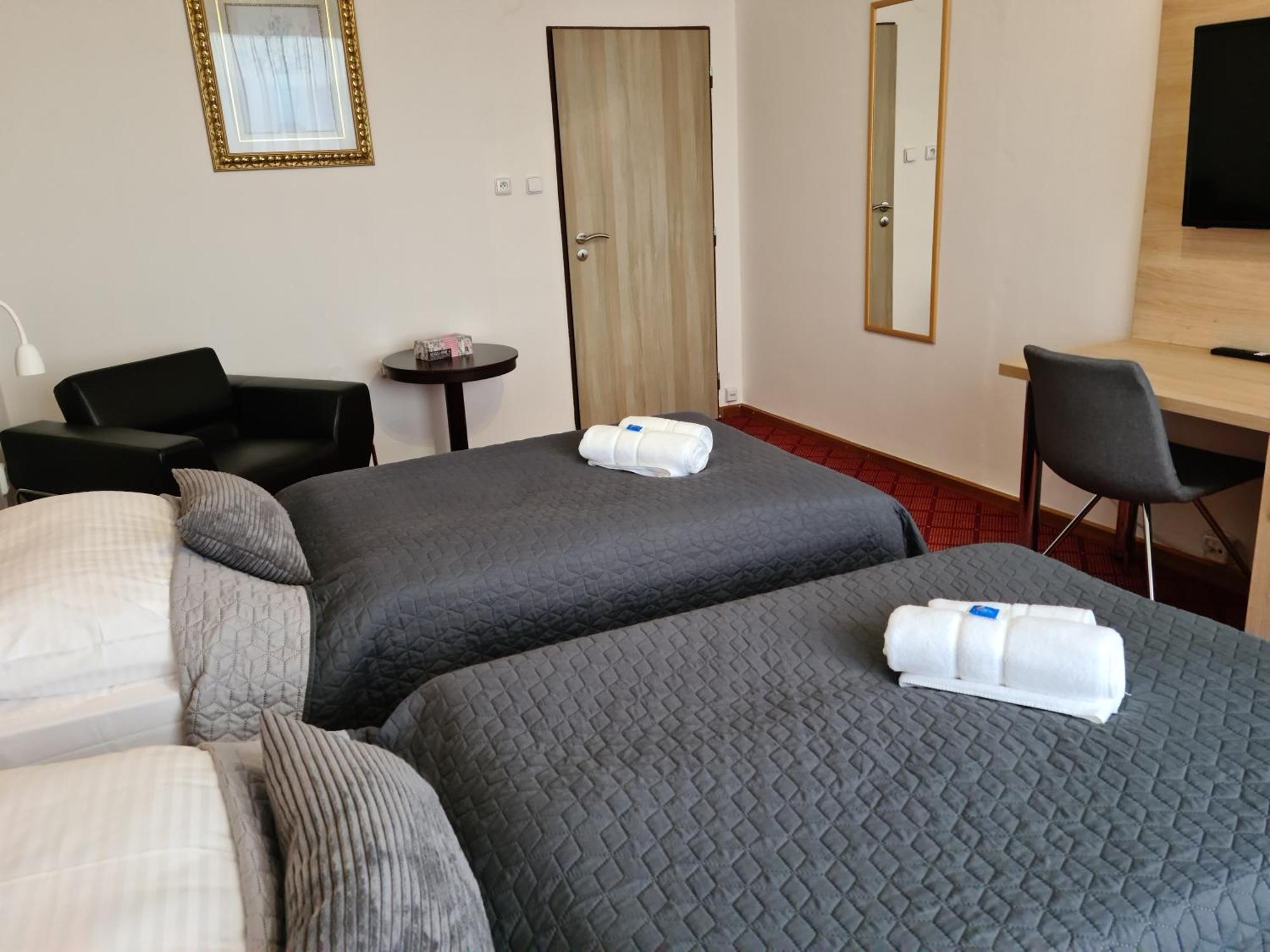 Patria Hotel Трутнов Екстериор снимка