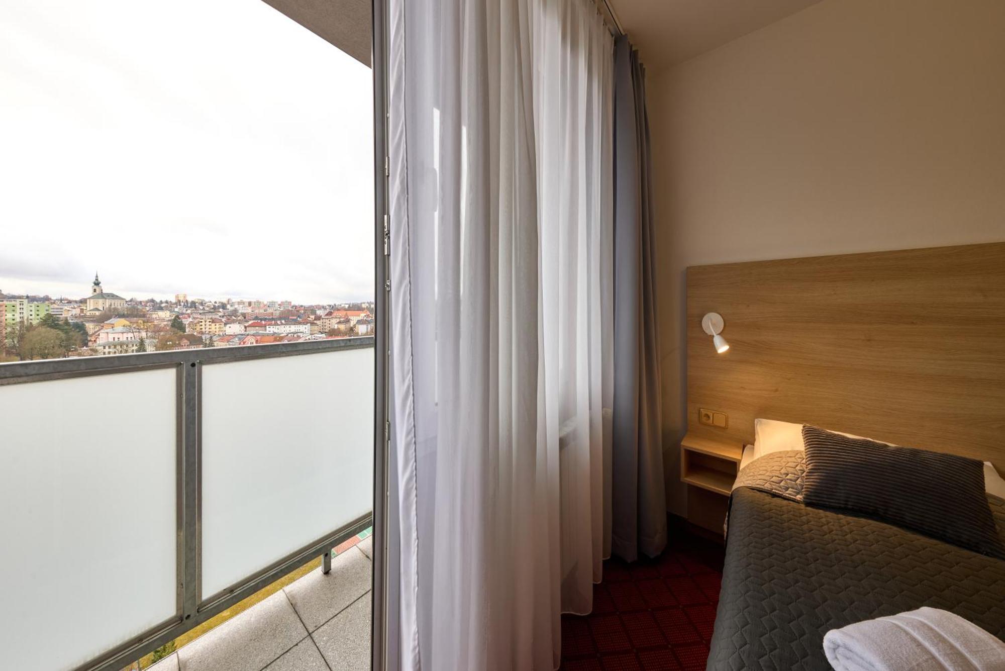 Patria Hotel Трутнов Екстериор снимка