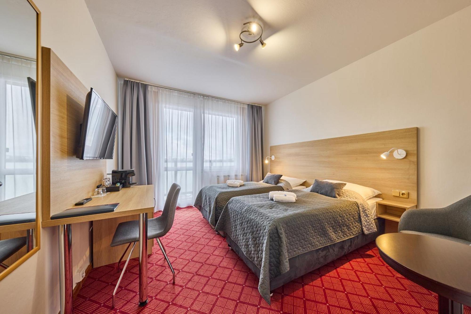 Patria Hotel Трутнов Екстериор снимка