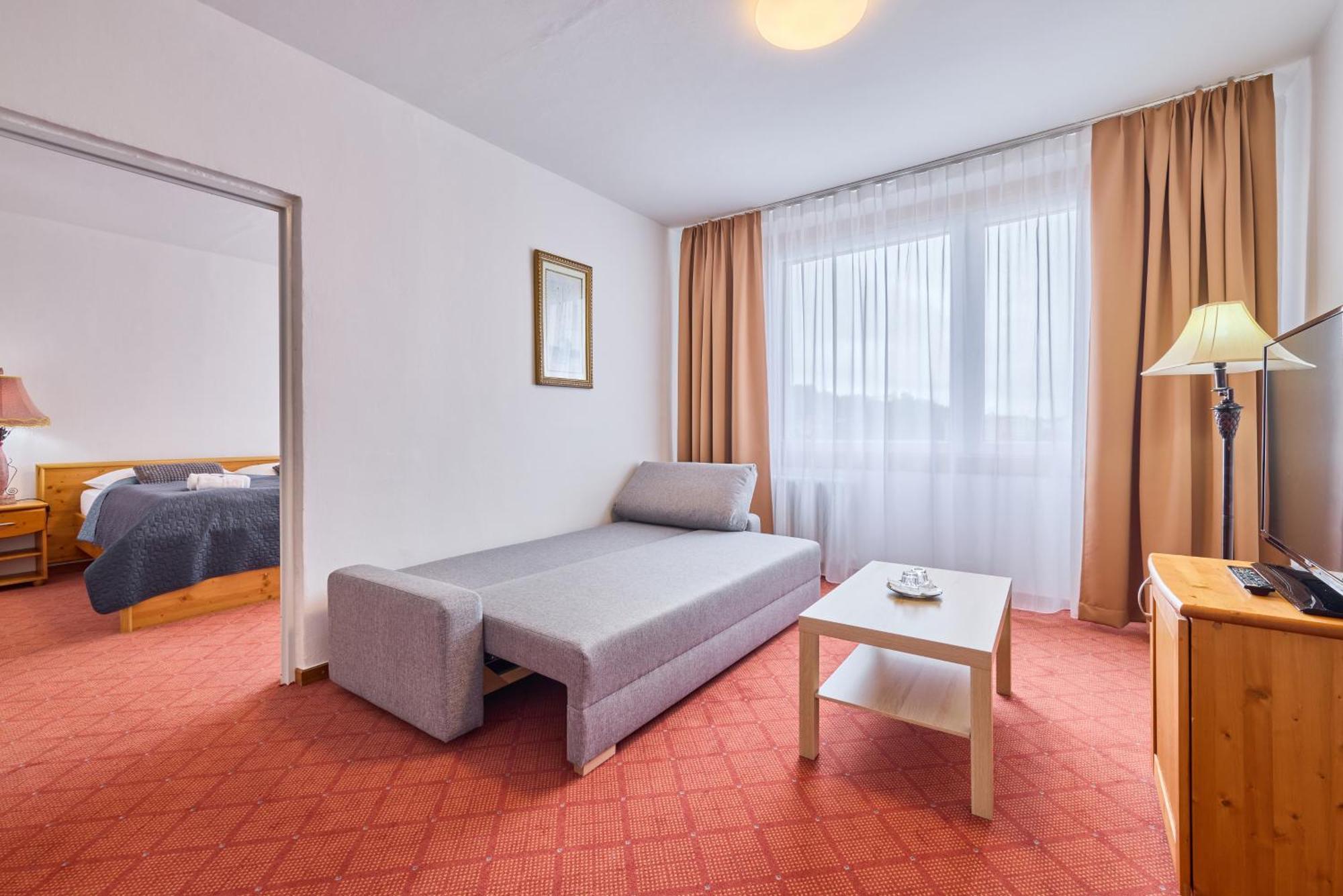 Patria Hotel Трутнов Екстериор снимка
