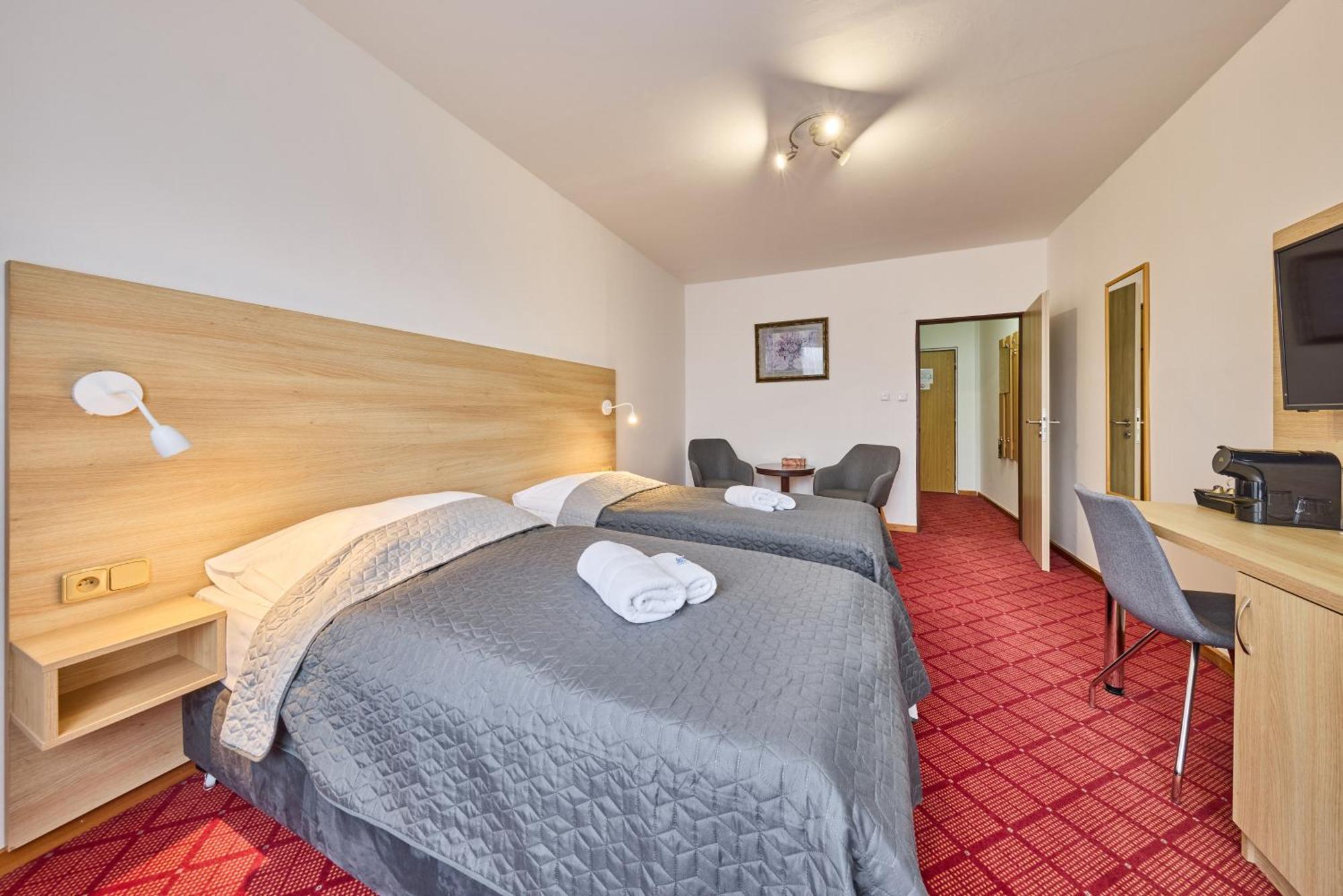 Patria Hotel Трутнов Екстериор снимка