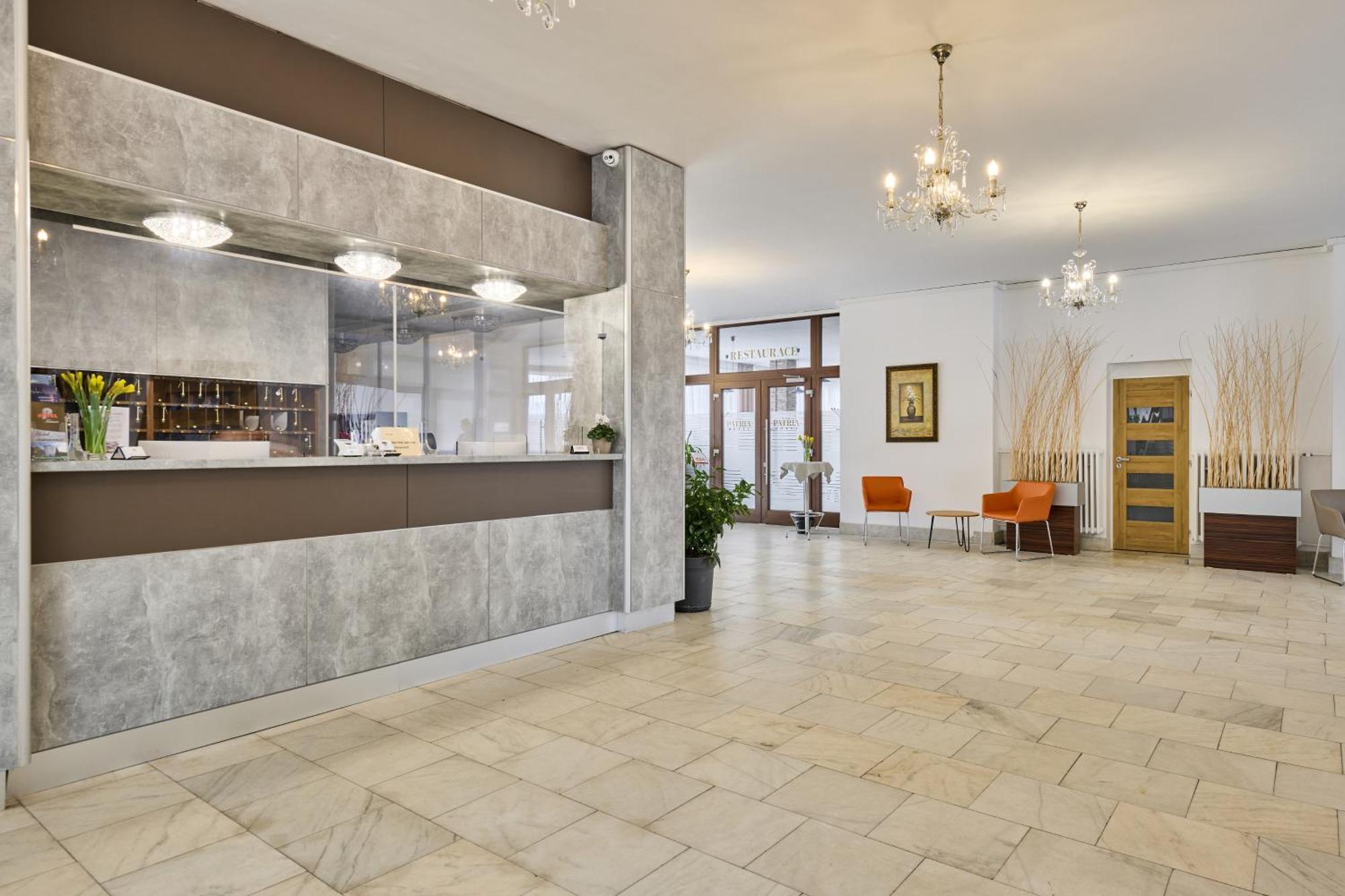 Patria Hotel Трутнов Екстериор снимка