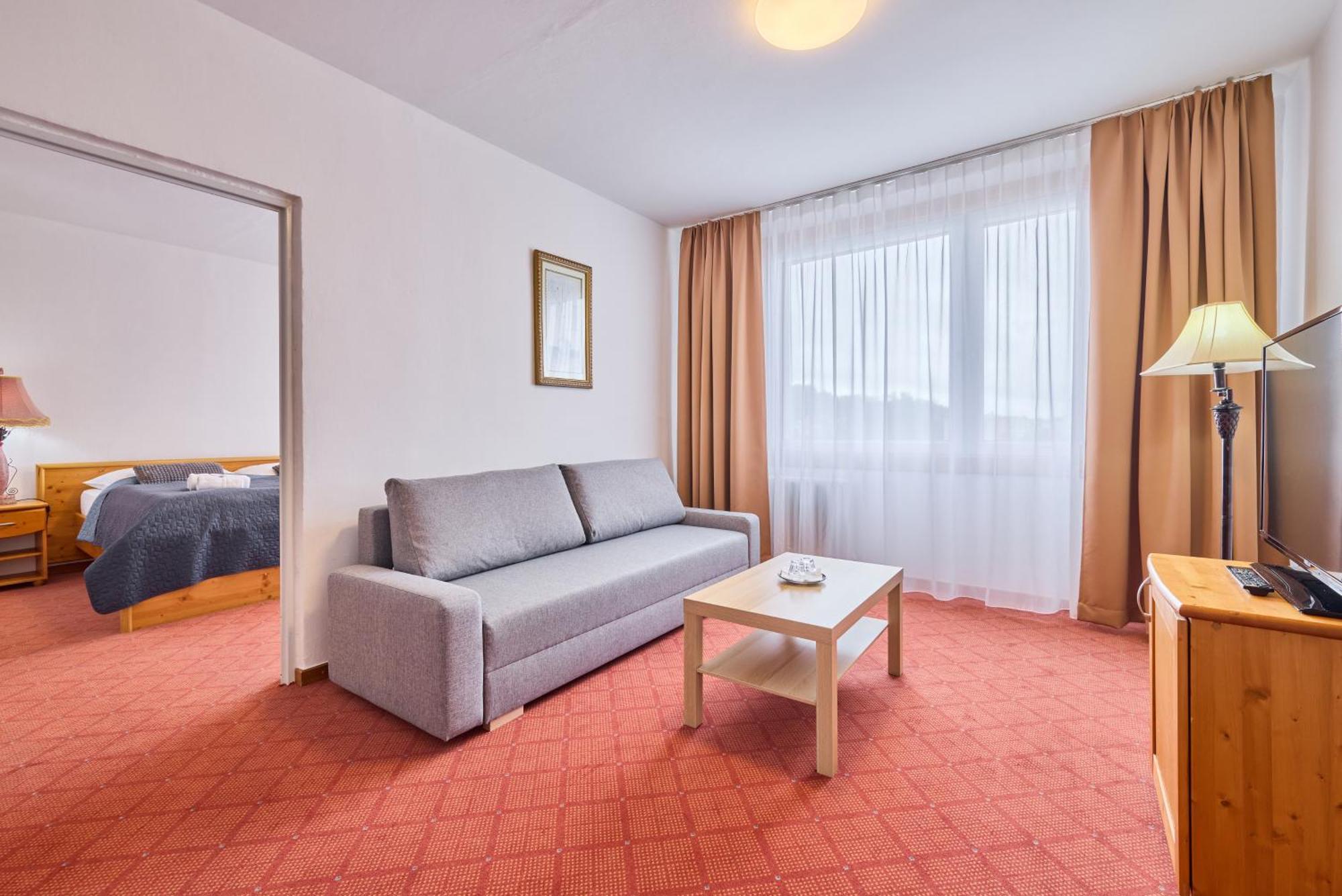 Patria Hotel Трутнов Екстериор снимка