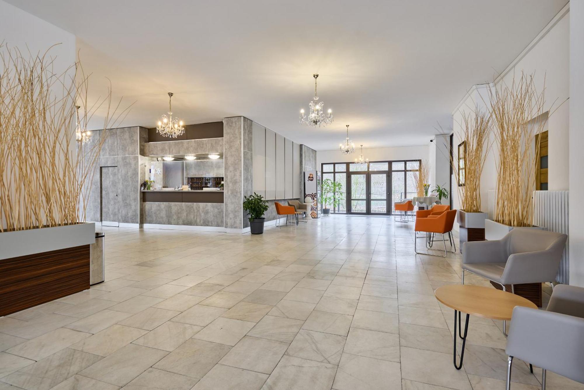 Patria Hotel Трутнов Екстериор снимка