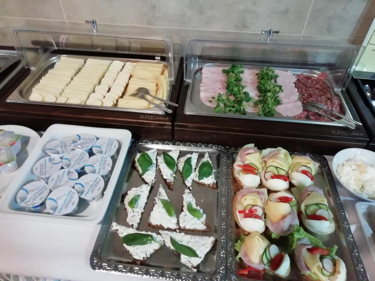 Patria Hotel Трутнов Екстериор снимка